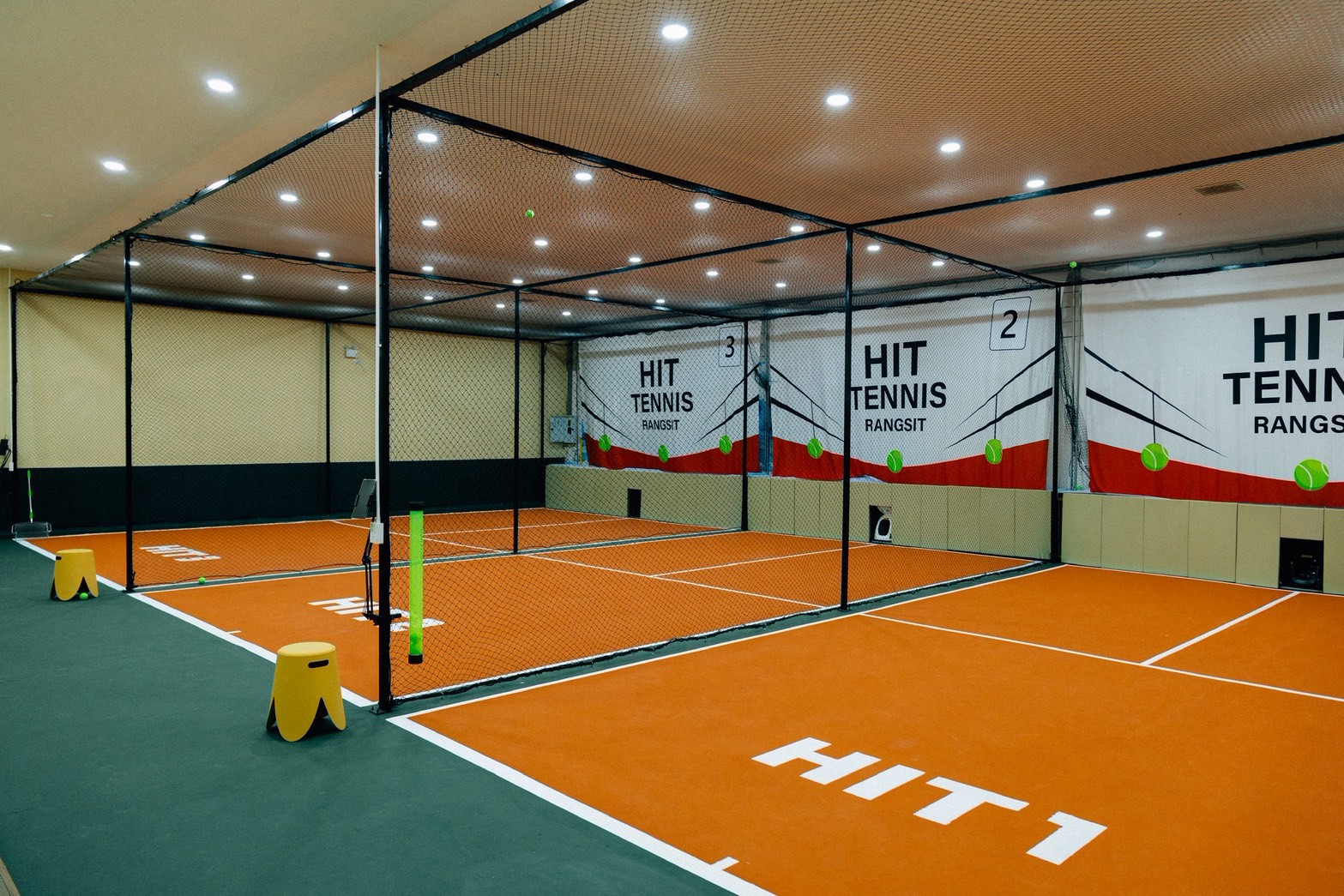 บรรยากาศสนามเทนนิสในร่ม HIT TENNIS RANGSIT